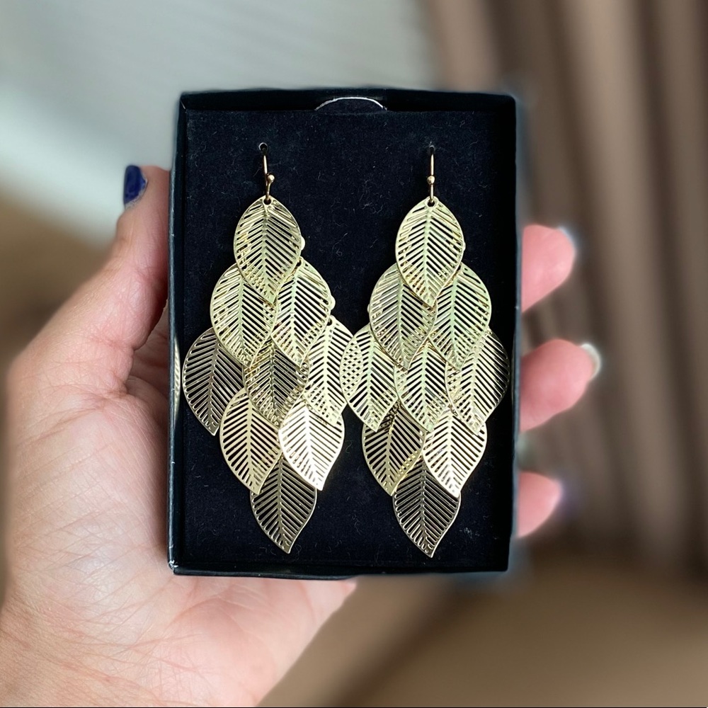 ✨NWOT✨ Avon Gold “Leaf” Dangle Earrings✨